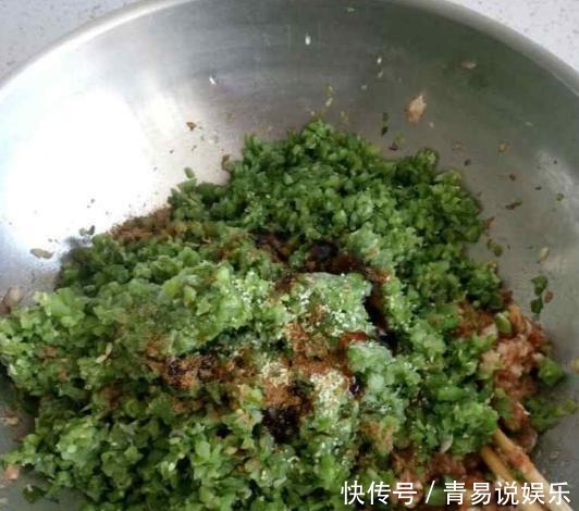 饺子|7月包饺子,荠菜芹菜靠边站,有个菜正当季,一口满嘴香