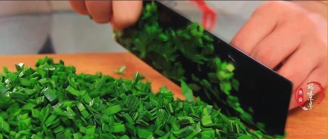 懒人|早餐别出去买了,教你懒人韭菜饼,不发面不揉面,天天吃都不腻