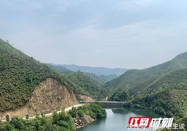 驻村|驻村帮|荆竹村:路通产业丰 村民大步奔小康