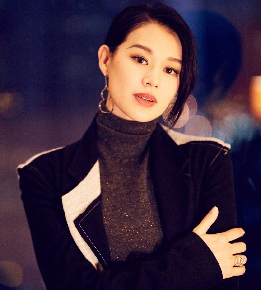 出手|被陈凯歌怒赞,让赵薇眼泛泪花,胡杏儿凭什么一出手就是王炸