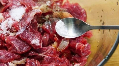 关键|炒菜50年大厨不管炒什么菜,出锅放10克“它”,立刻又香又入味