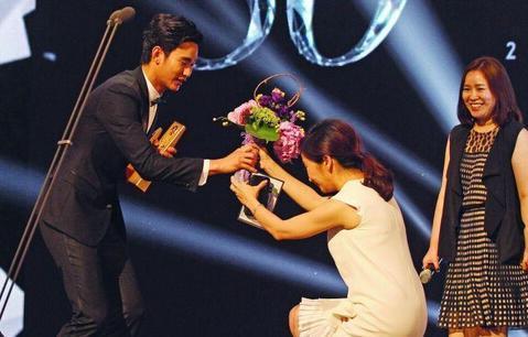 当年|当年给韩星下跪瞧不起内地,后来又惹怒陈小春,网友:滚出主持界