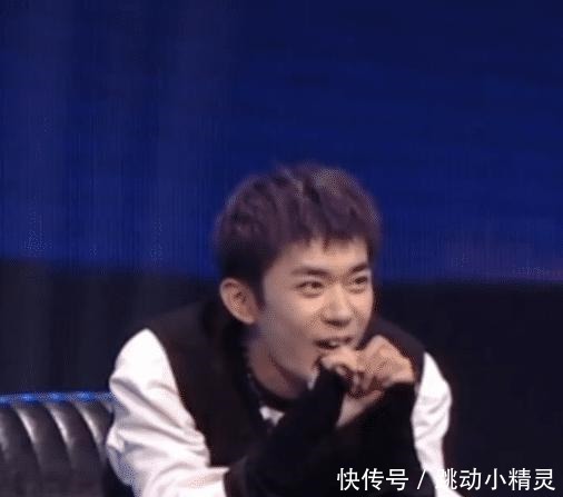 易烊千玺|《街舞3》总决赛易烊千玺坐姿慵懒,粉丝像极了在家看电视的我