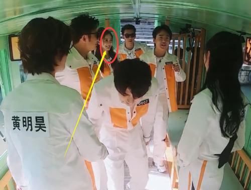 粘到牙齿上|奔跑吧Baby对墨镜抠牙上口红,关晓彤反应看懵导演,暴露修养