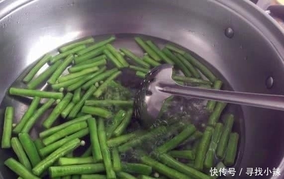  胃肠|不焯水不能吃的5种蔬菜，很多人都不知道，怪不得会胃肠不适