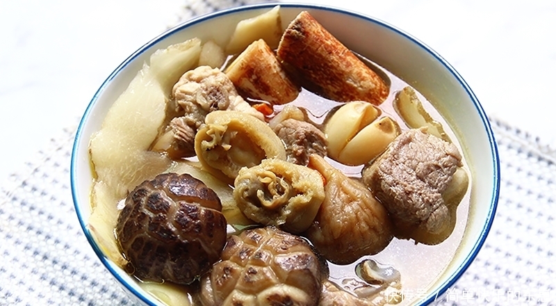 野生的五指|2年直接连根拔起,南方人的最爱,如今35元一斤,网友:真便宜