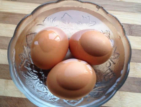 剥皮|煮鸡蛋时,直接下锅煮就错了,多加这1步,鸡蛋又香又嫩还易剥皮