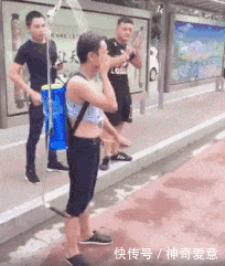  女子|同事的闺蜜，大家都说右边的最漂亮，但我果断选择了白衣女子