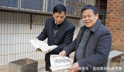 送来|退休教师无意翻出祖传家谱, 揭开显赫身世, 专家送来锦旗