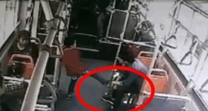 无效|男孩公交车上多次故意踢踹乘客,教育无效后,男子的反击太残忍