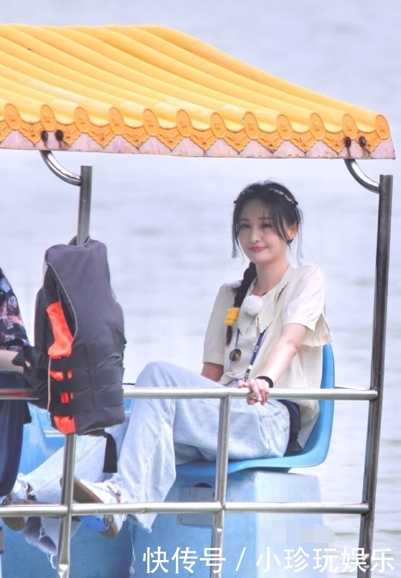 来看的话|郑爽录制新综艺手机掉湖里,看到第一秒反应:真的既心疼又好笑!