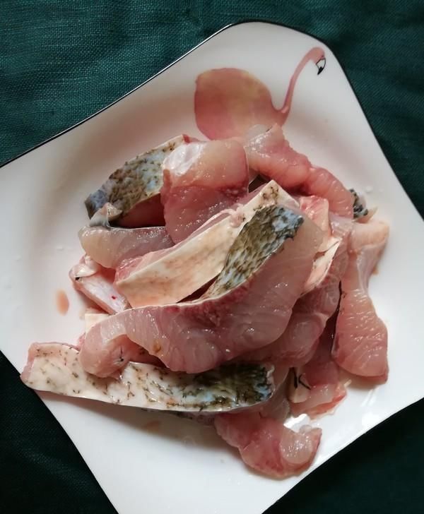 小心|不小心被鱼刺卡到喉咙,教你1招,比喝醋还好,让鱼刺自己跑出来