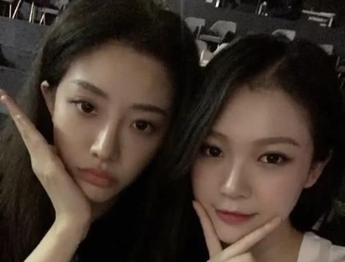  周梓|《青你2》喻言高位出道，有谁注意到台下周梓倩的表情？