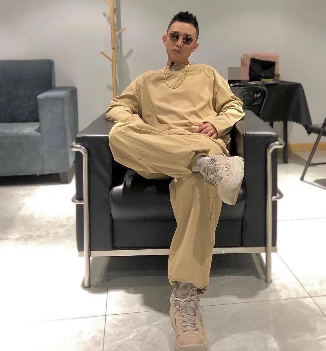  微博|王以太演出被香槟喷满脸，半个嘻哈圈为他道不平！香槟男：下一个目标GAI！