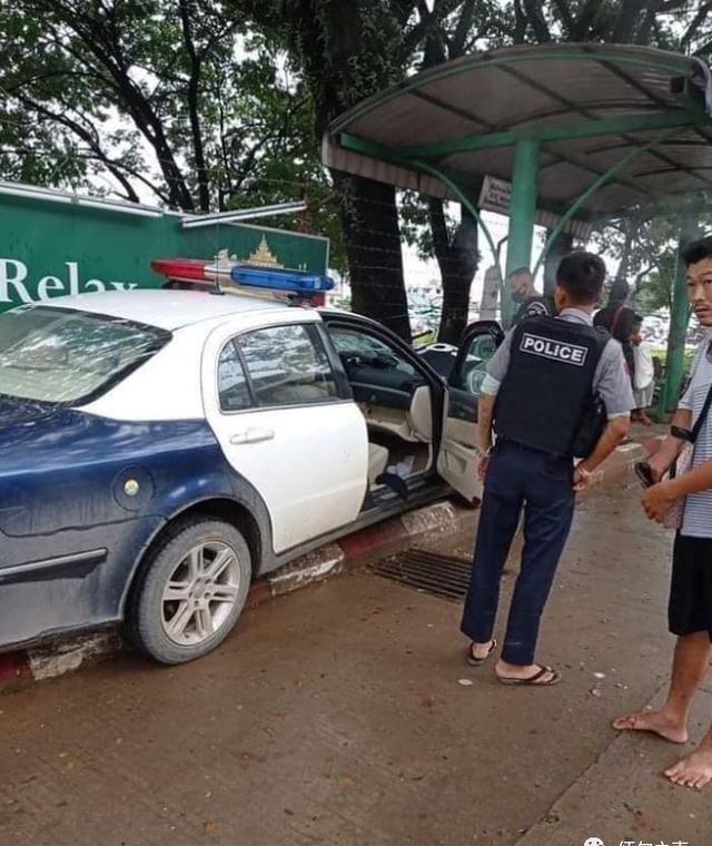  缅甸|缅甸巡逻警车为了避让冲来的摩托车撞上公交车站台
