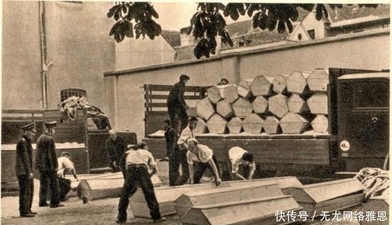 棺材|纳粹成批的枪毙犹太人,棺材就在旁边摆着,死一批装一批
