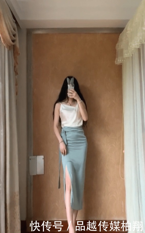 丝质|美女一身丝质搭配真有女人味,颜值呢?