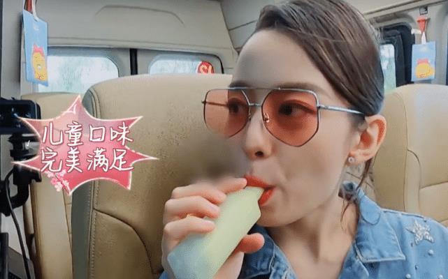  坐车|张歆艺坐车还准备吃的，当她拿出来那一刻，连外国来的吉娜都兴奋了