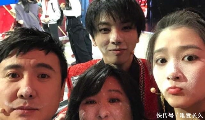 华晨|关晓彤节目现场脱鞋,当她和173华晨宇同框时,看到差距不敢相信