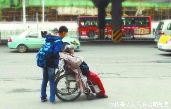  委屈|11男孩上学帮轮椅老人过马路，遭家属索赔17.8万，孩子委屈大哭