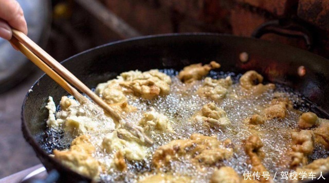 金黄|炸酥肉,用面粉用淀粉都不对,大厨教你技巧,金黄酥脆,放凉不软