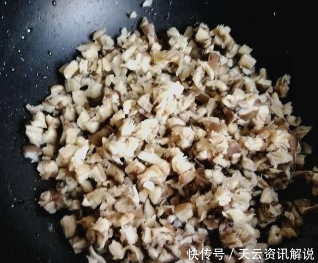 饺子|韭菜猪肉饺蘑菇,又咸又好吃,香又不腻,一口都吃不完