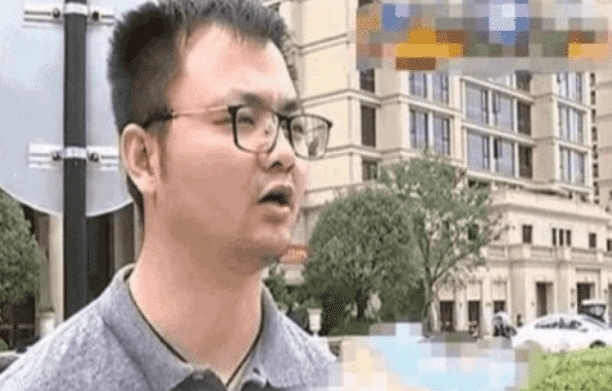 免费|女子花300万买下小区停车场,公开收费引发业主愤怒,女子:凭什么免费?