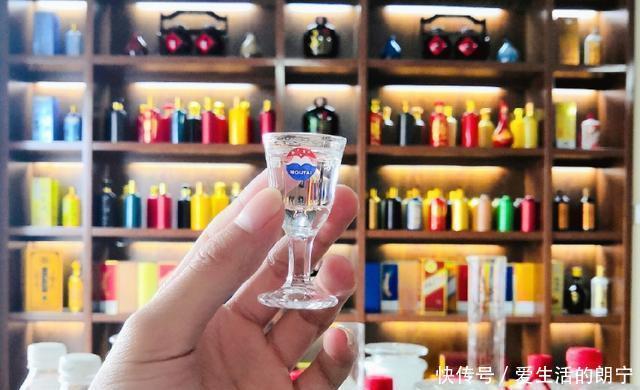 半夜醒来|为什么有人喝完酒半夜起来找水喝,有那么渴吗?看完解释,明白了