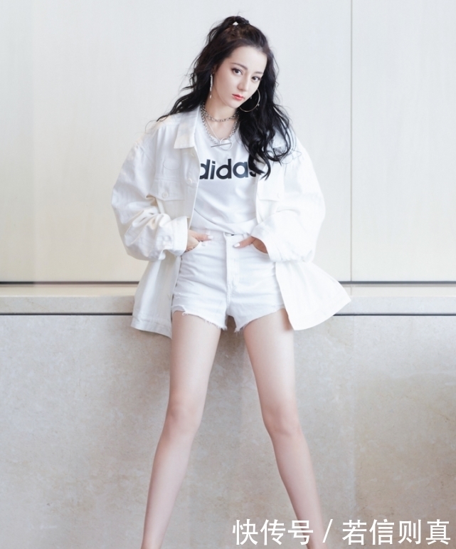 老天|老天还是公平的,给了迪丽热巴漫画腿,同时也让她拥有“猪蹄脚”