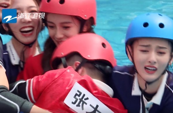 马上|跑男挑战指压板,孟美岐边跑边尖叫,某人坐在马上全程划水