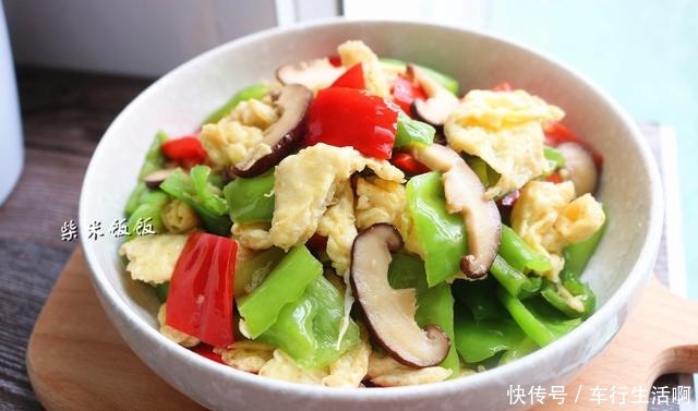 搭配一些|青椒炒鸡蛋,加它一起炒,营养翻倍,味道更鲜美,调料都省了!