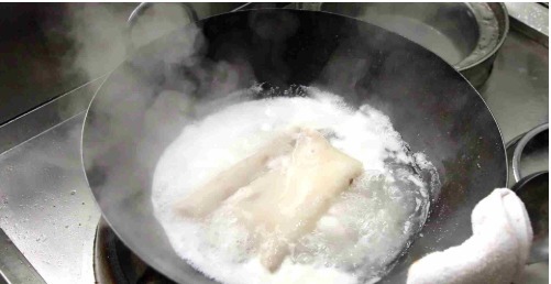 猪皮|喜欢吃猪皮的看看这做法,5块钱猪皮做一大盆,好吃到流口水