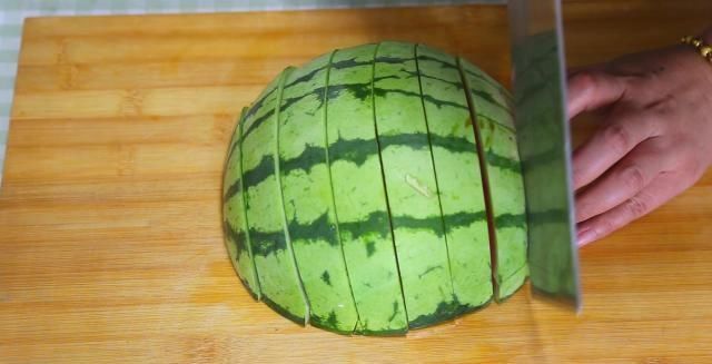 动作|开启吃西瓜的创意新方式用这三个动作切西瓜它不脏也不流果汁
