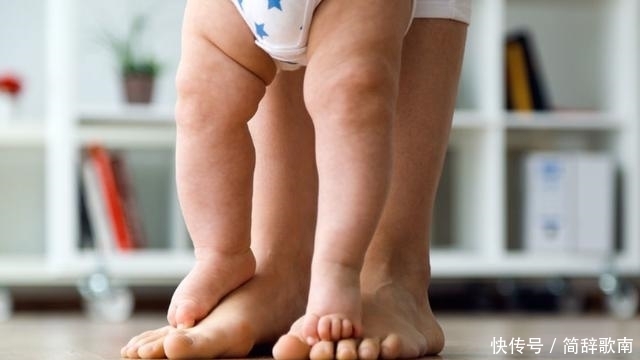  胳膊|父母热衷于牵着宝宝学走路，反而“费力不讨好”，娃受伤都不知道