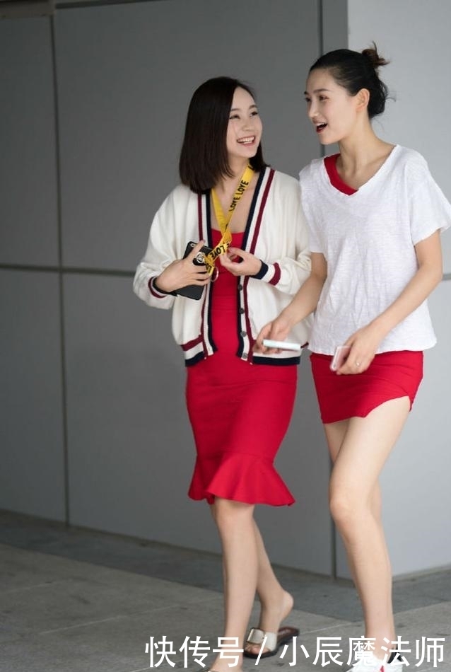 优雅|美女穿搭:美女搭配鱼尾裙,外加白色外套,即轻熟又优雅,清爽更阳光!