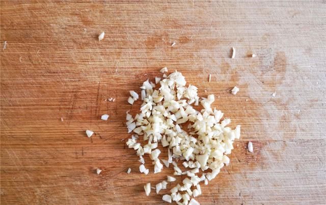  小窍门|炒丝瓜时,万万别直接下锅炒,教你一个小窍门,丝瓜翠绿不发黑