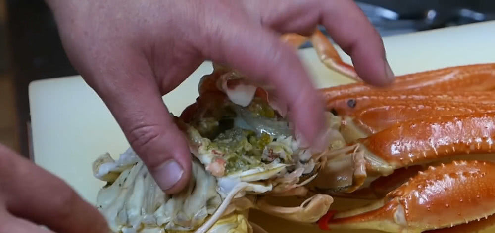 真肥|花150元买的一只螃蟹,真肥,还以为赚到,煮后掰开没勇气下嘴