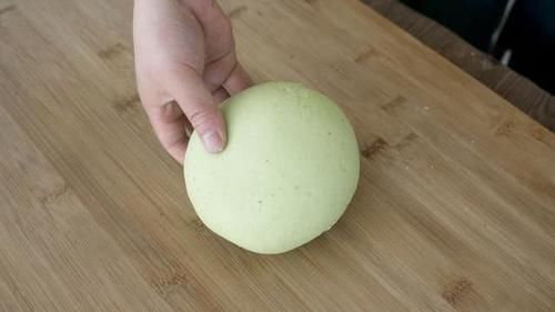 面食|黄瓜不要凉拌了,加1碗面粉,两手一搓做成面食,柔软劲道,过瘾