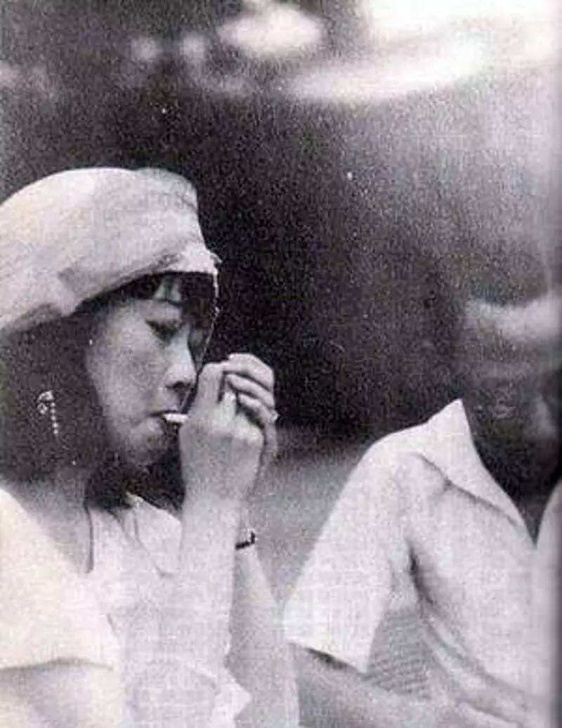 老照片|晚清老照片,溥仪的乳母,抽烟的婉容,和将被处决的女人真实写照