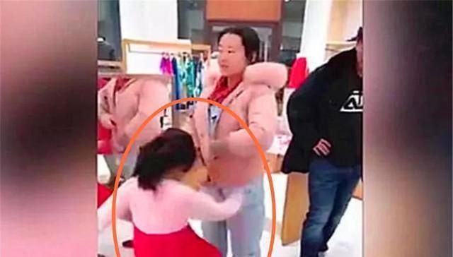 忘记|“让你忘记买玩具”,7岁女儿当众“殴打”妈妈,爸爸做法很解气