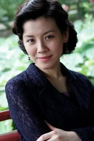 嫁入|26岁获得影后,北影校花,却遭大23岁导演抛弃,今嫁入豪门成赢家