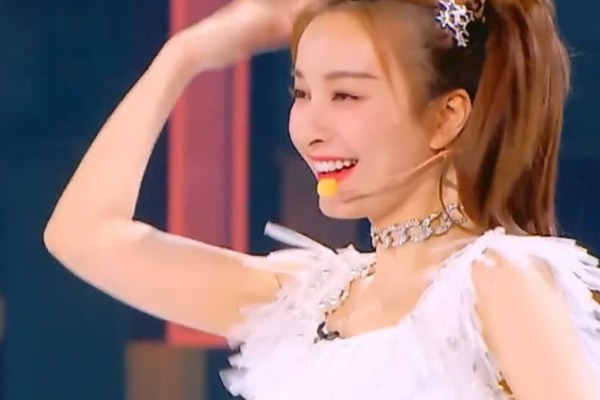  期节目|乘风破浪的姐姐主题曲舞台，万茜站中心位，黄圣依吴昕站前排！