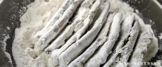 炸出的带|干炸带鱼，直接拍粉炸就错了，难怪腥气不好吃，大厨这样做才对