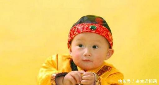 毛笔|雍正一周岁时抓周,握着毛笔随便写了一个字,康熙看见后脸色秒变