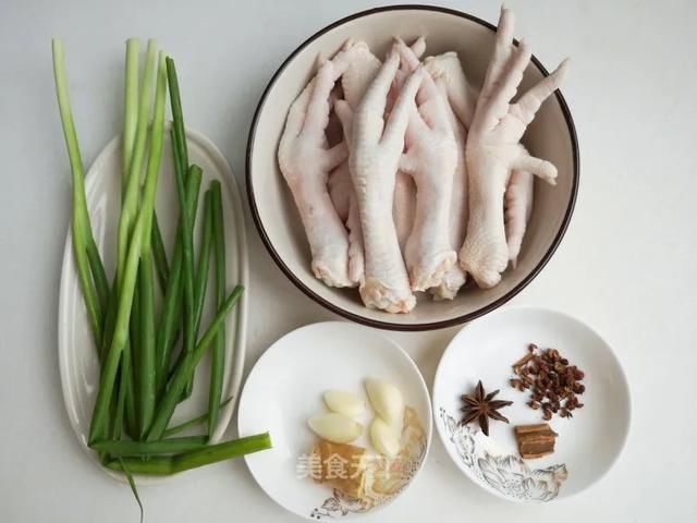 切成|这样做鸡爪真的太好吃了,越吃越上头!你们一定要试试看!