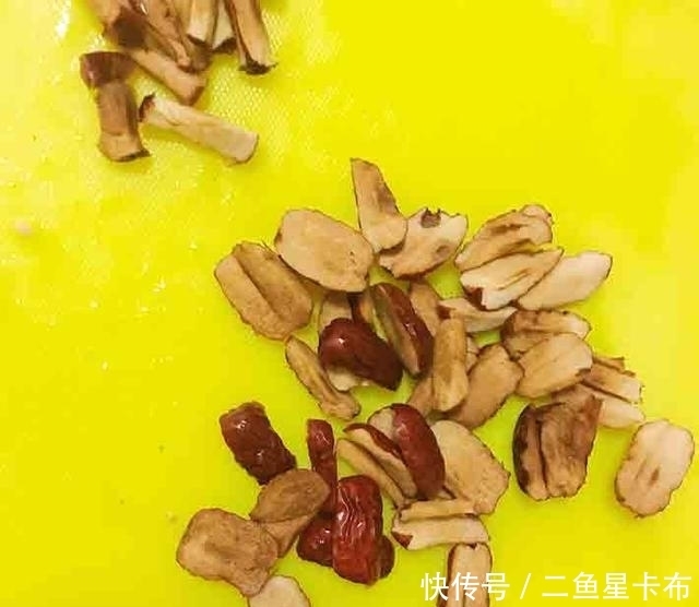 操作|红枣栗子粥，栗子含有丰富的不饱和脂肪酸，操作简单，味道香甜