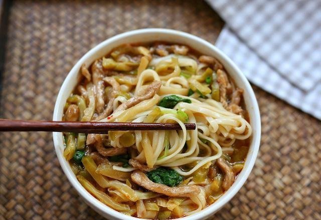 好吃|榨菜别再配粥吃了，用来煮面味道更香，好吃到连汤汁都不剩