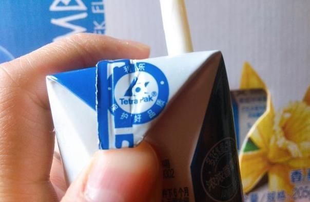 难怪|喝了100箱酸奶才发现,原来盒子上有个小机关,难怪总是喝不干净