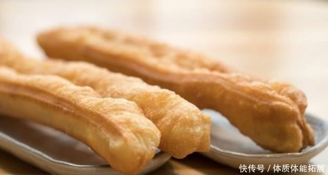 炸油条|教你一道简单的炸油条,做法简单味道更好,而且没有添加剂