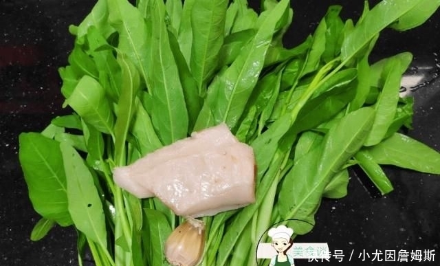 发黑|炒空心菜时发黑?焯水加醋都不对,大厨教您1招,空心菜又脆又绿